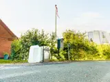 Større affaldstyper, der er stillet ud til vejen ved et parcelhus, klar til at blive hentet af Genbrugsekspressen