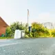 Større affaldstyper, der er stillet ud til vejen ved et parcelhus, klar til at blive hentet af Genbrugsekspressen
