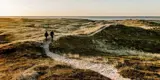 To mennesker går tur ved vesterhavet i Thy